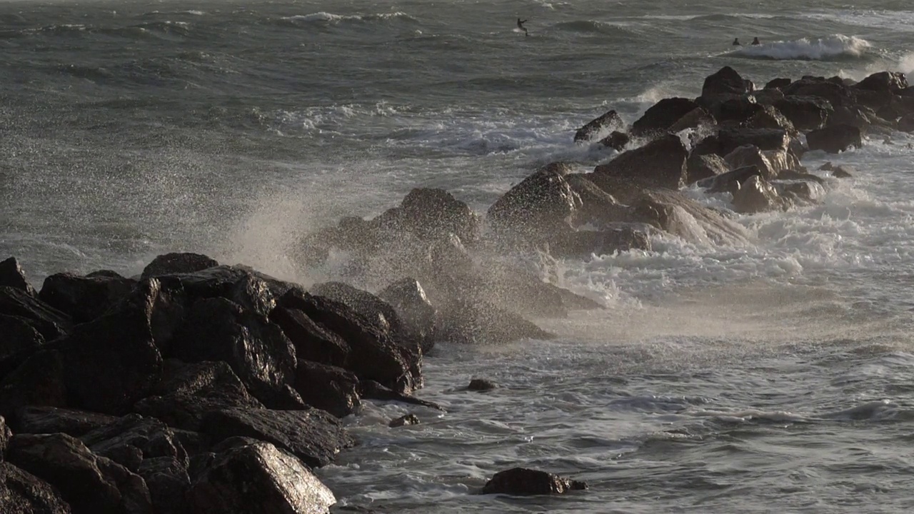 海浪撞击岩石，地中海，法国视频素材