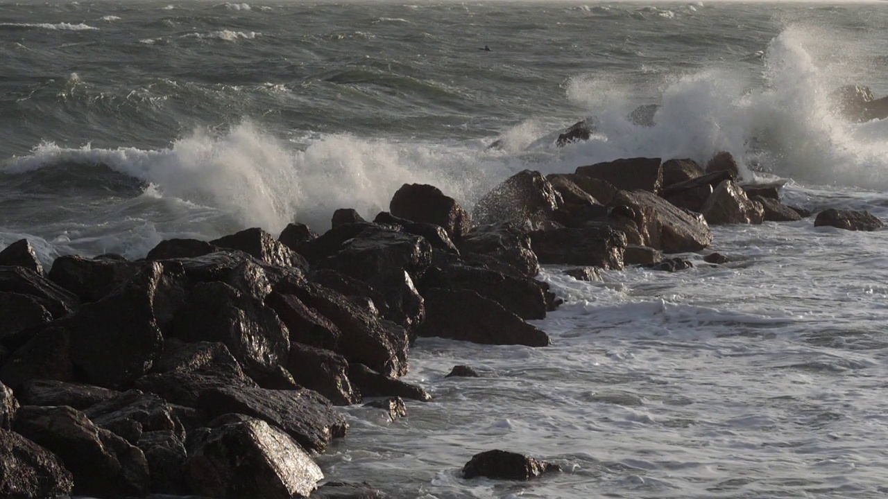 海浪撞击岩石，地中海，法国视频素材