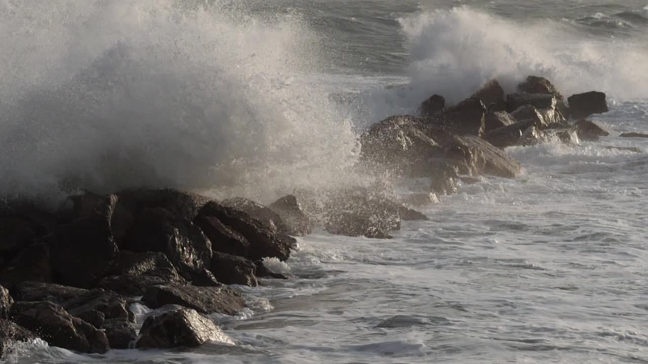 海浪撞击岩石，地中海，法国视频素材