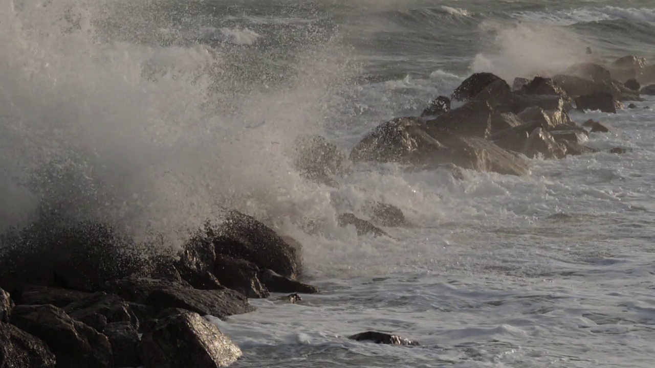 海浪撞击岩石，地中海，法国视频素材