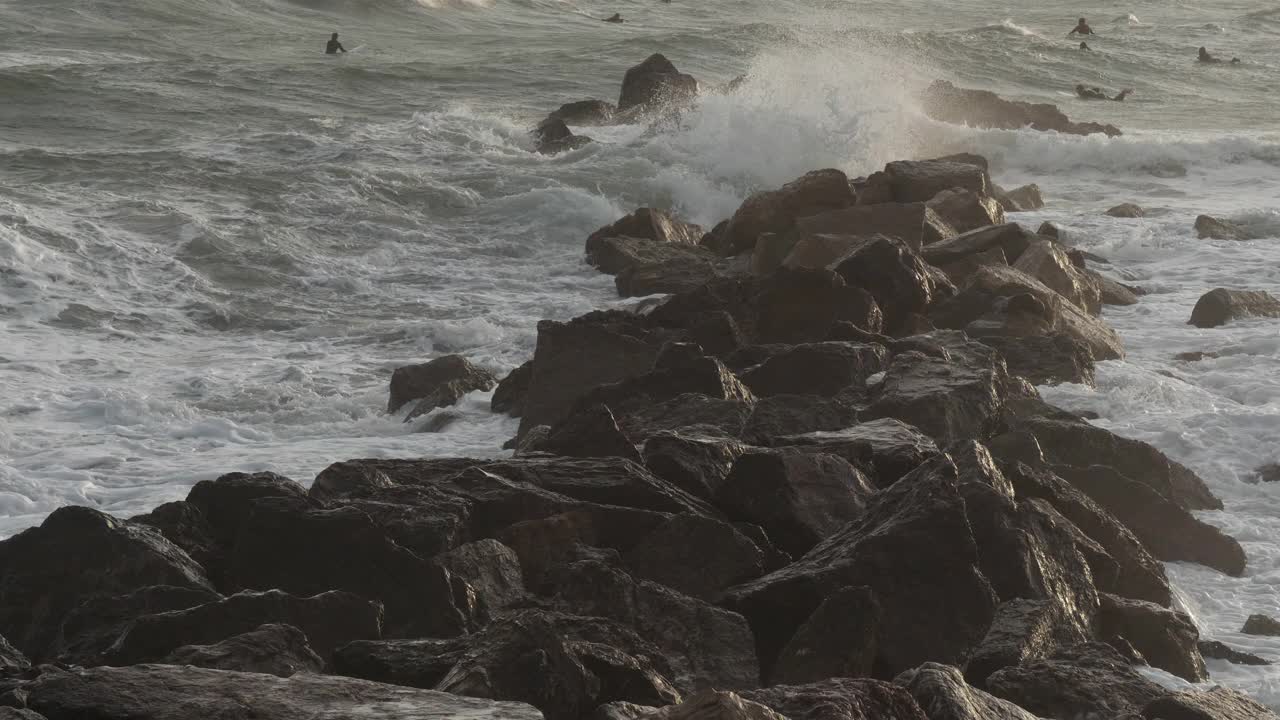 海浪撞击岩石，地中海，法国视频素材