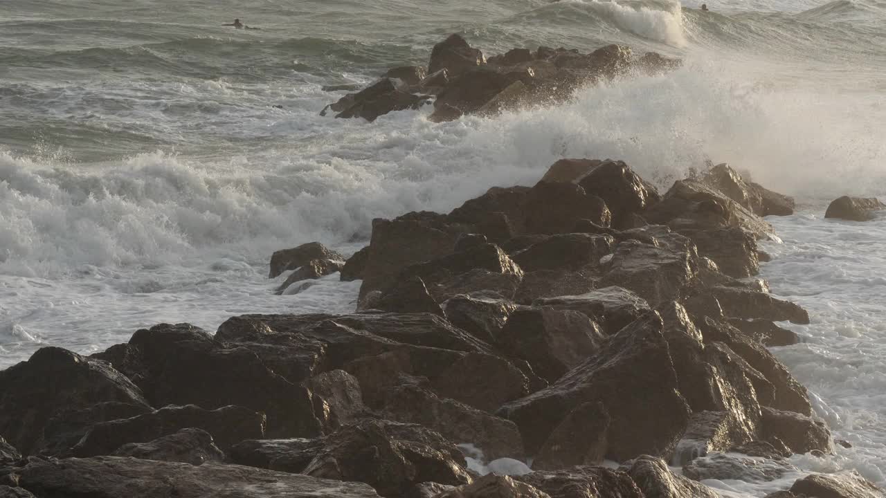 海浪撞击岩石，地中海，法国视频素材