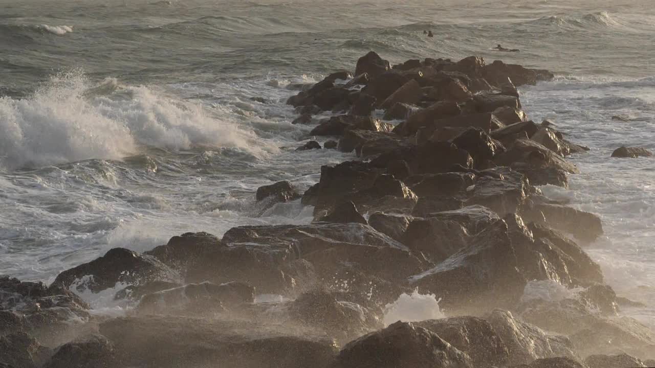 海浪撞击岩石，地中海，法国视频素材