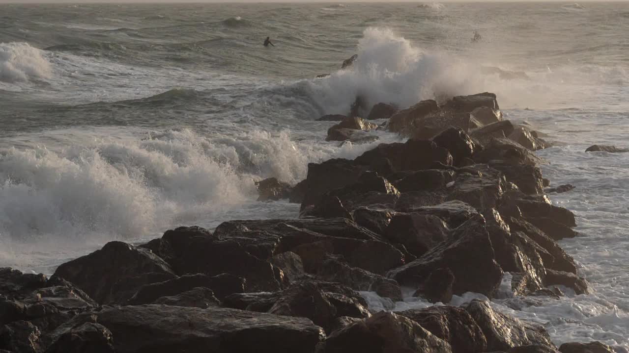 海浪撞击岩石，地中海，法国视频素材