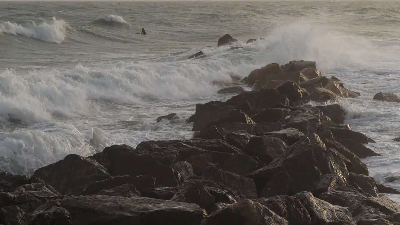 海浪撞击岩石，地中海，法国视频素材