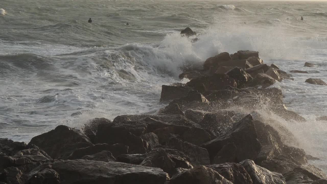 海浪撞击岩石，地中海，法国视频素材