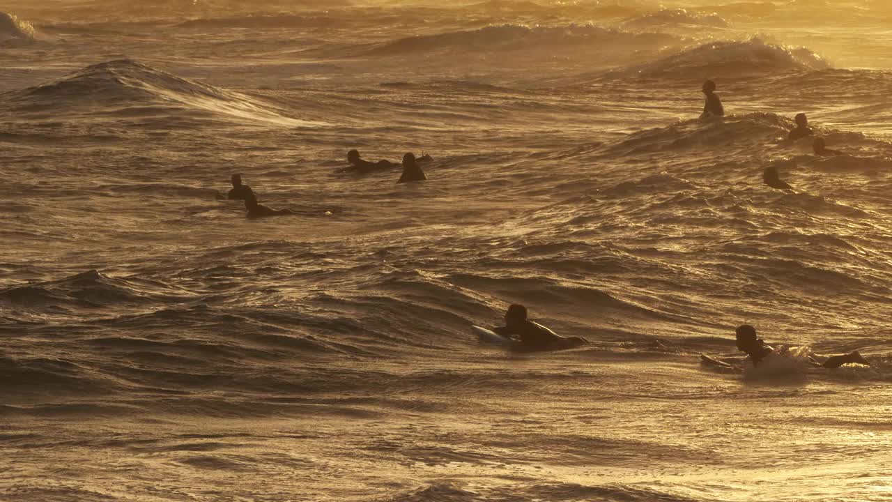 日落冲浪，Palavas les Flots，欧西塔尼，法国视频素材