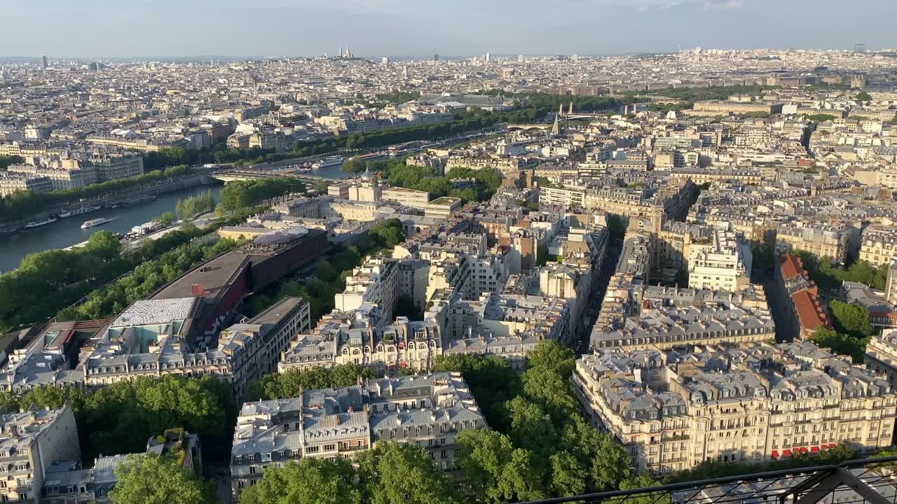 Skyline of Paris with a view on the Musée du quai Branly museum and the Seine river视频素材