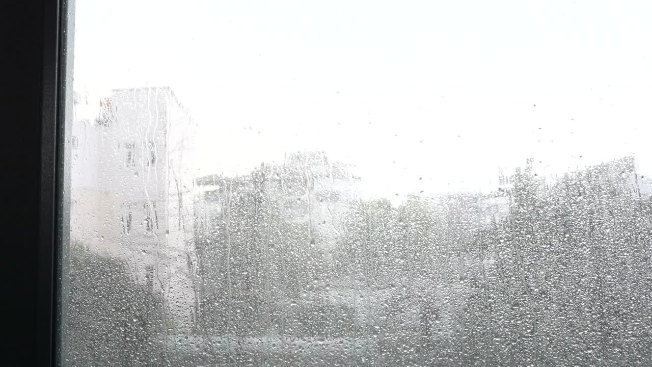 雨点打在窗户上视频素材