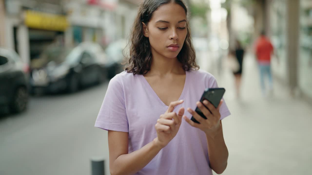 年轻的非洲裔美国妇女微笑自信有视频通话在街上视频素材