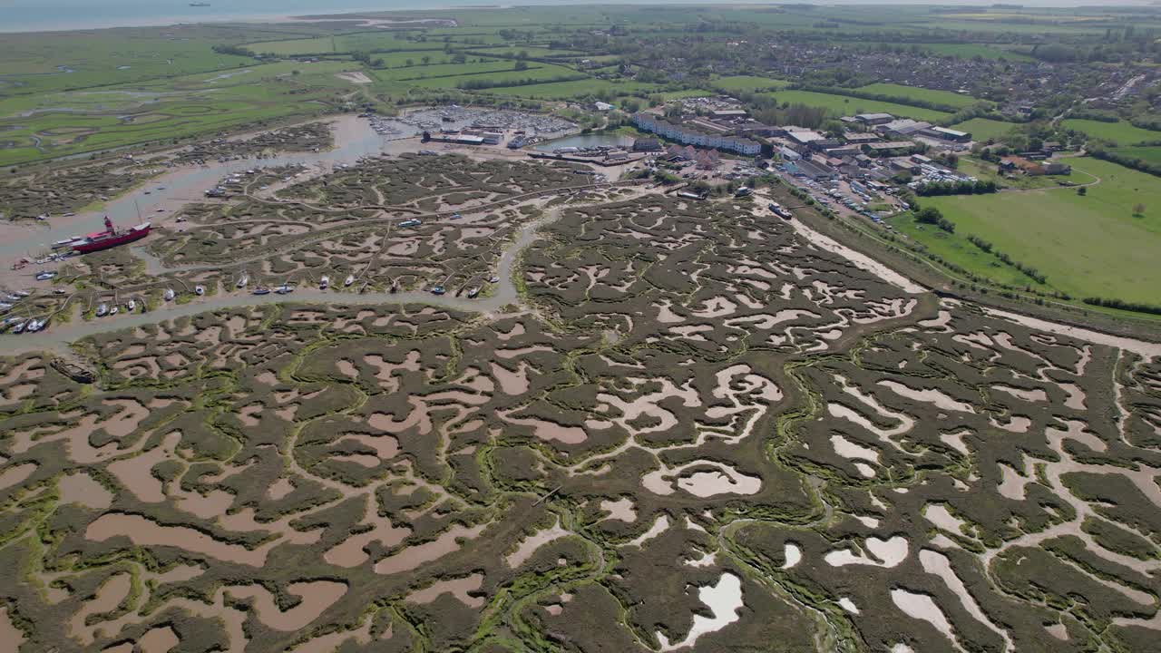 托尔斯伯里沼泽和码头在埃塞克斯，英国-空中无人机拍摄视频素材