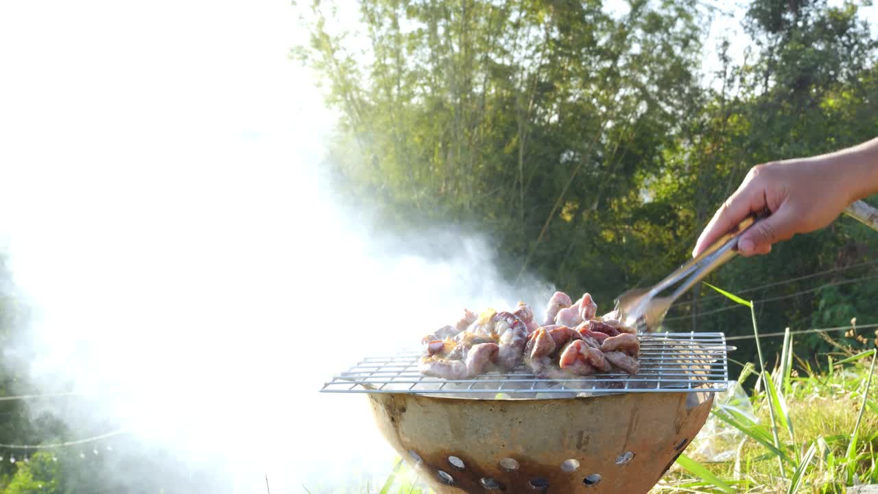 猪肉烧烤猪肉，还有很多烟。视频素材