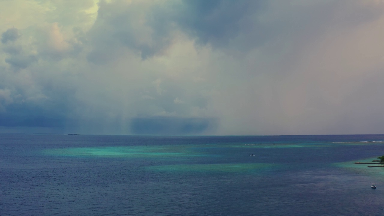 暴风雨天气，海上有雨。在一场强大的风暴之前。鸟瞰图。视频素材