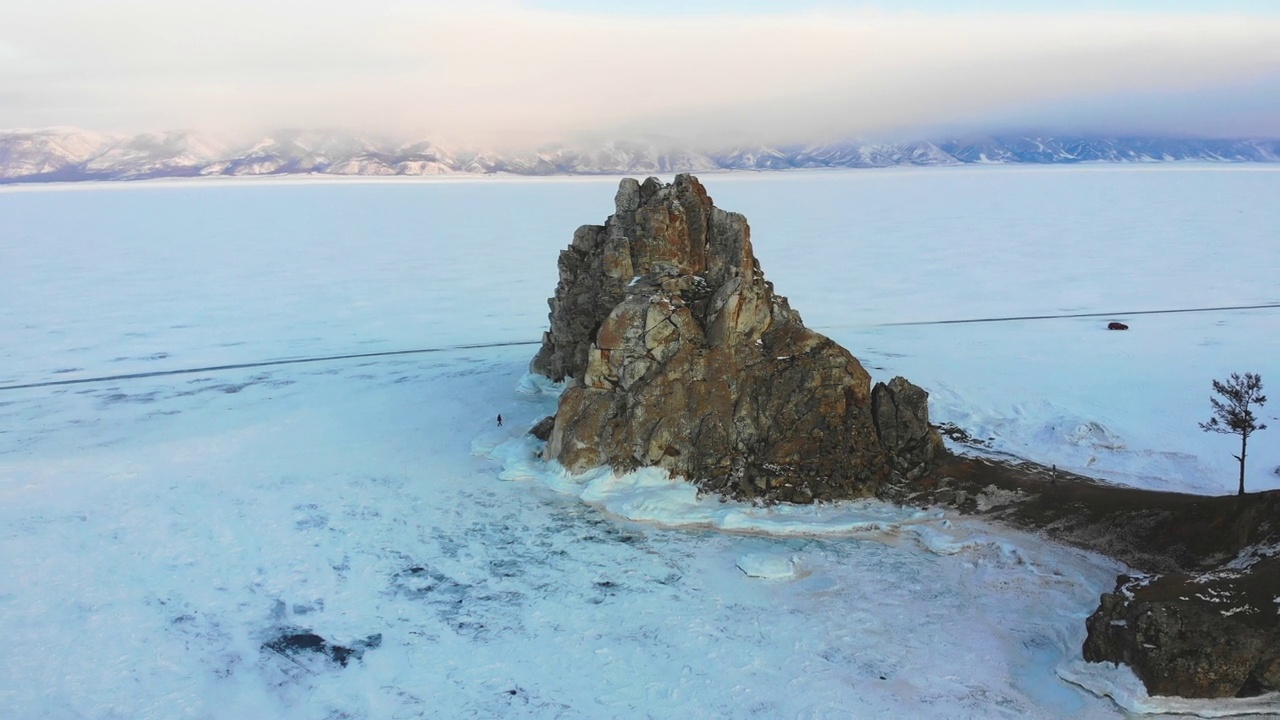 冬季飞越沙曼卡岩或布尔汗角。冰冻的贝加尔湖，被白雪覆盖。视频素材