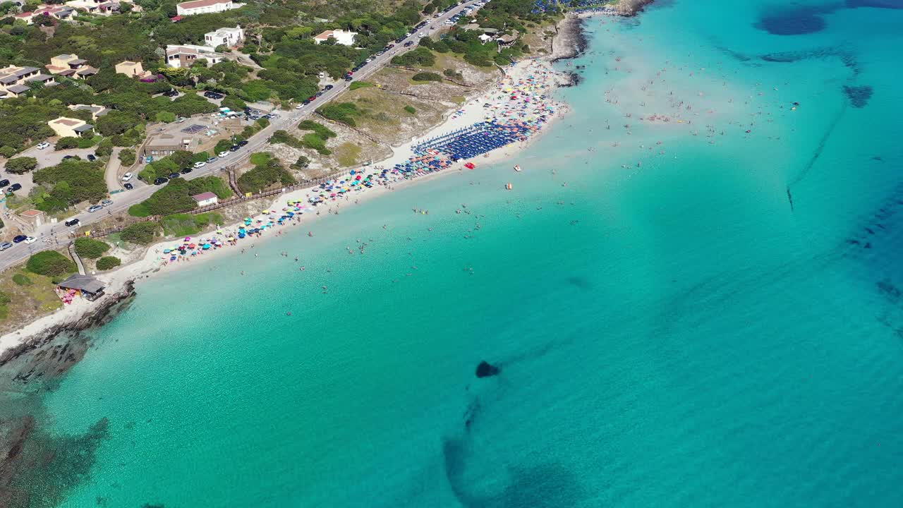 令人惊叹的佩洛萨海滩鸟瞰图(Spiaggia Della Pelosa)。斯蒂蒂诺，撒丁岛，意大利。意大利撒丁岛的La Pelosa海滩。La Pelosa海滩，可能是意大利撒丁岛最美丽的海滩视频素材