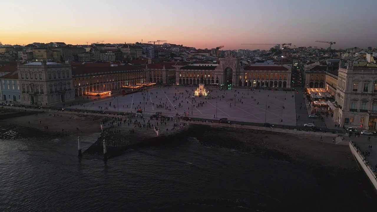 Tourists enjoy the evening at Praça do Comércio in Lisbon视频素材