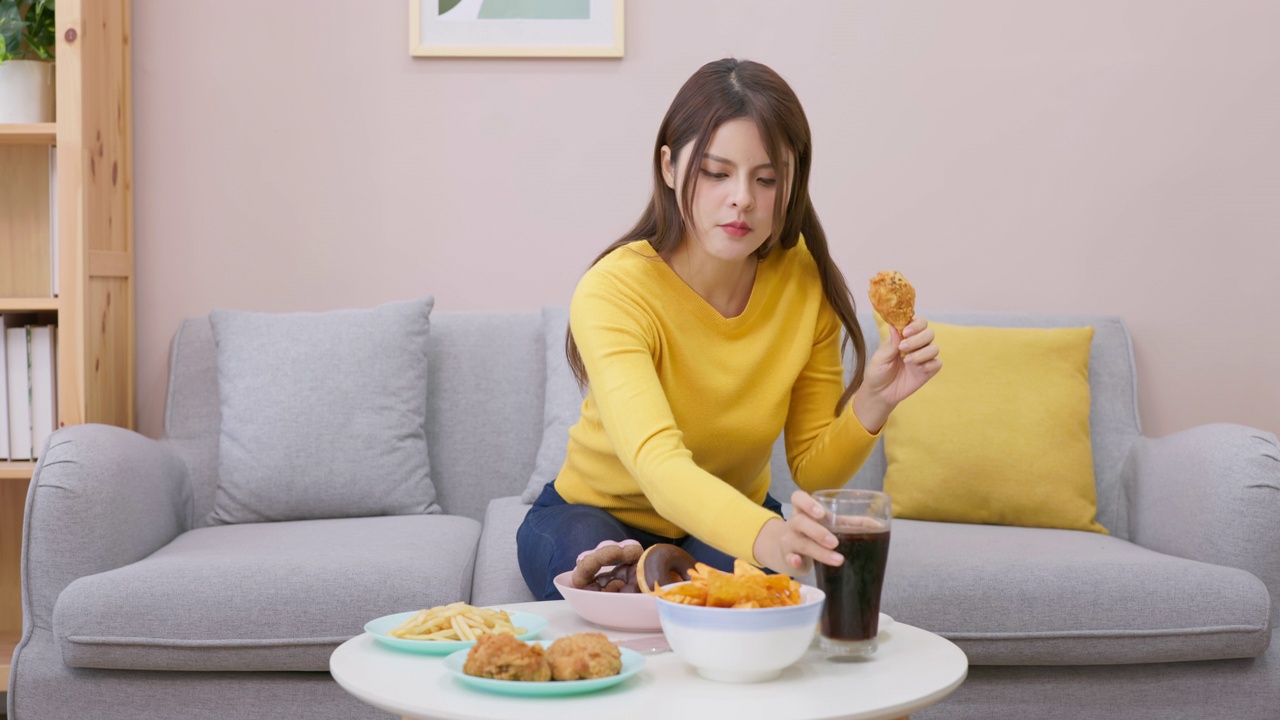 亚洲女孩暴食视频素材