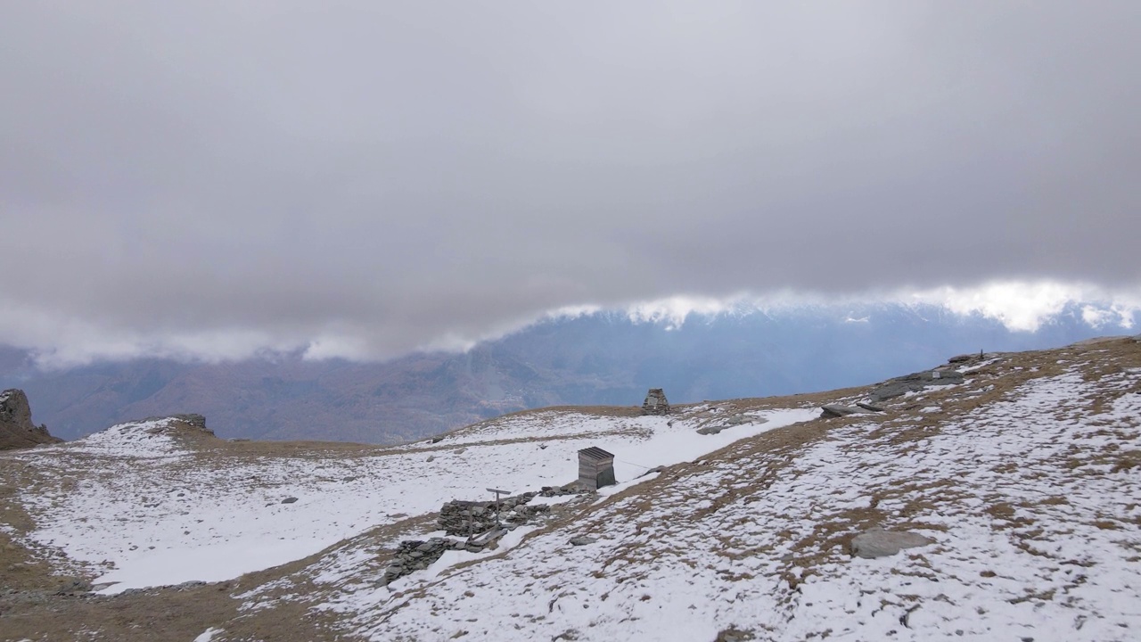 无人机鸟瞰白雪皑皑的山峰和远处的湖泊视频素材