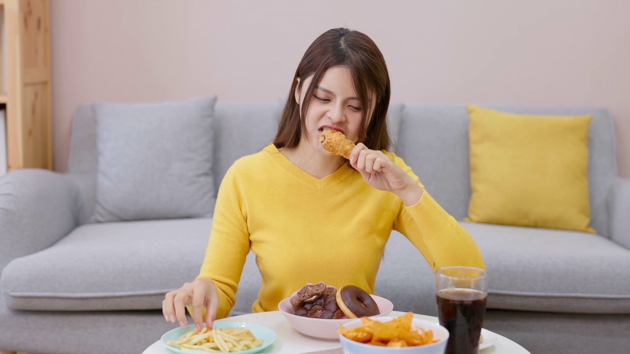 亚洲女孩暴食视频素材