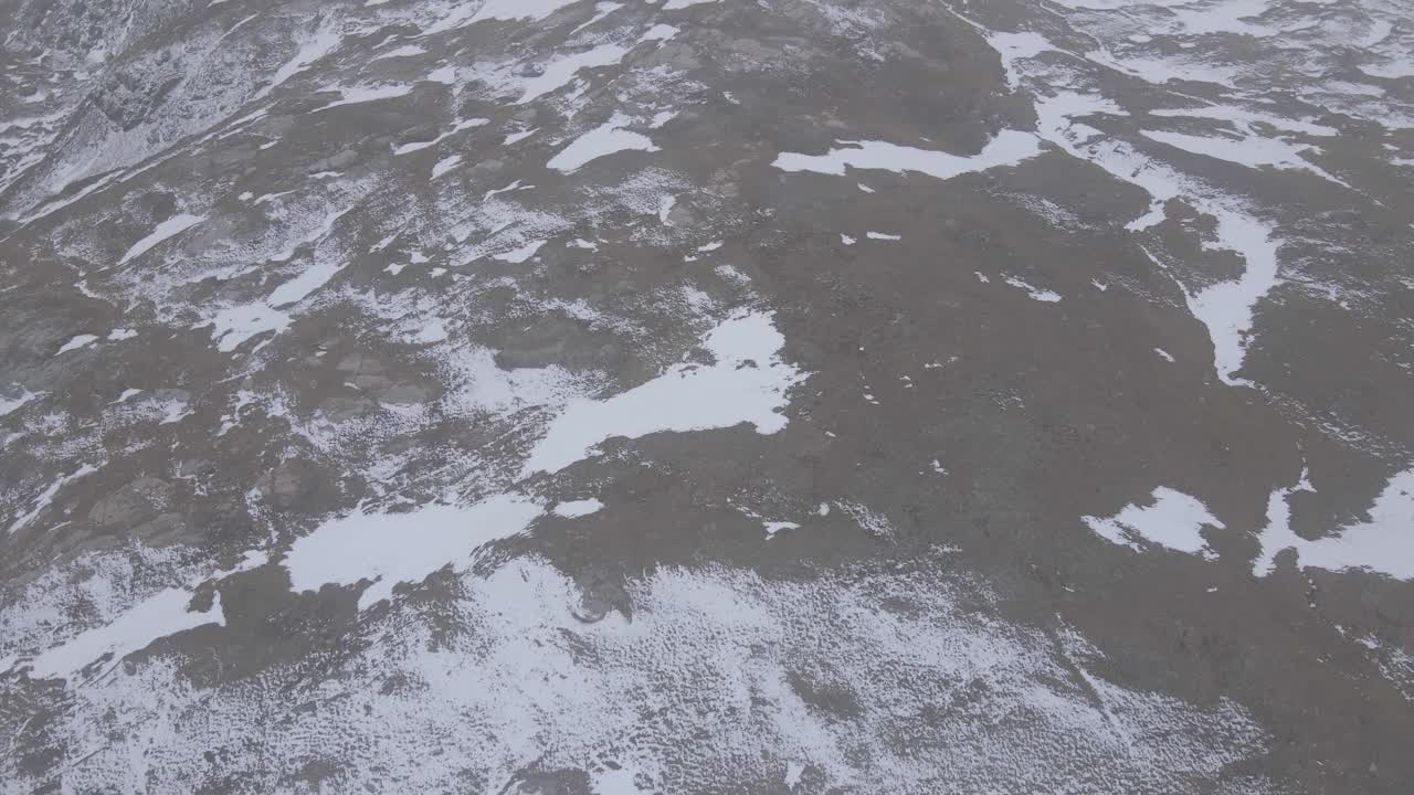 美丽的无人机视野的积雪覆盖的山道山顶小屋视频素材