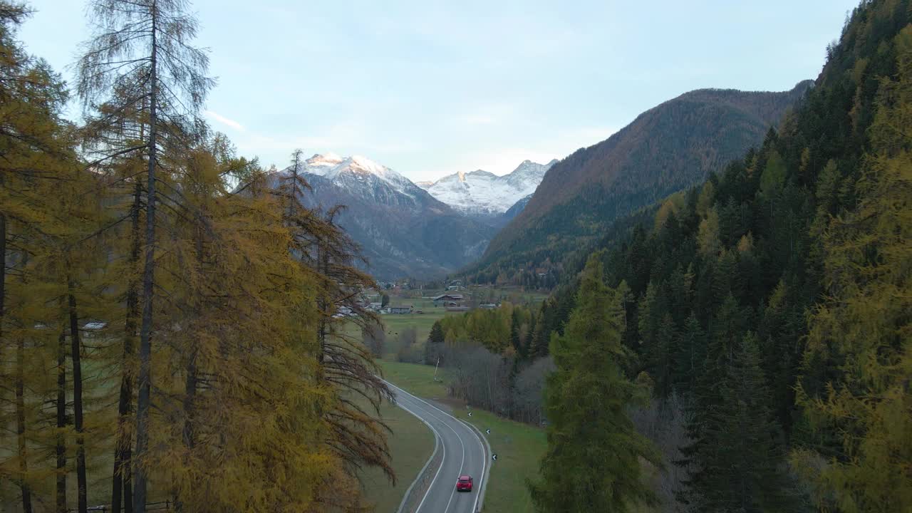 鸟瞰图，一辆汽车行驶在树木林立的山谷公路上视频素材