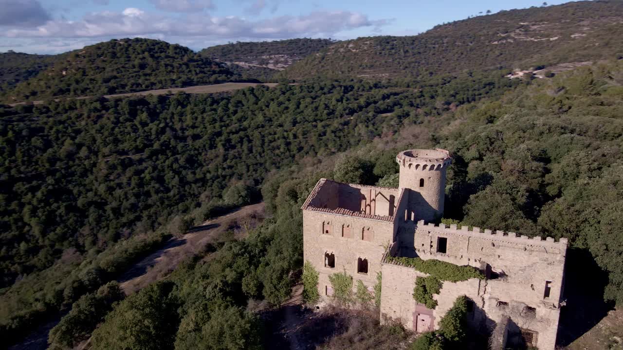 在阳光明媚的日子里，无人机鸟瞰Torre Salvana城堡视频素材