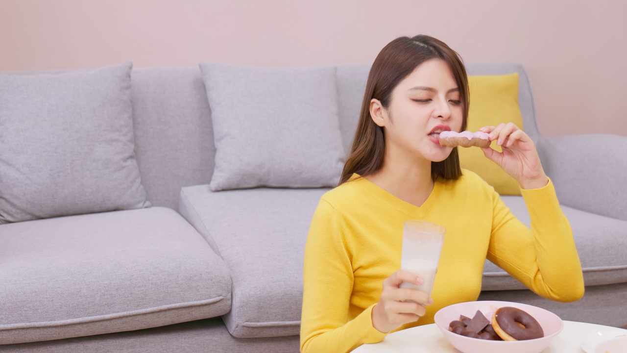 亚洲女孩暴食视频素材