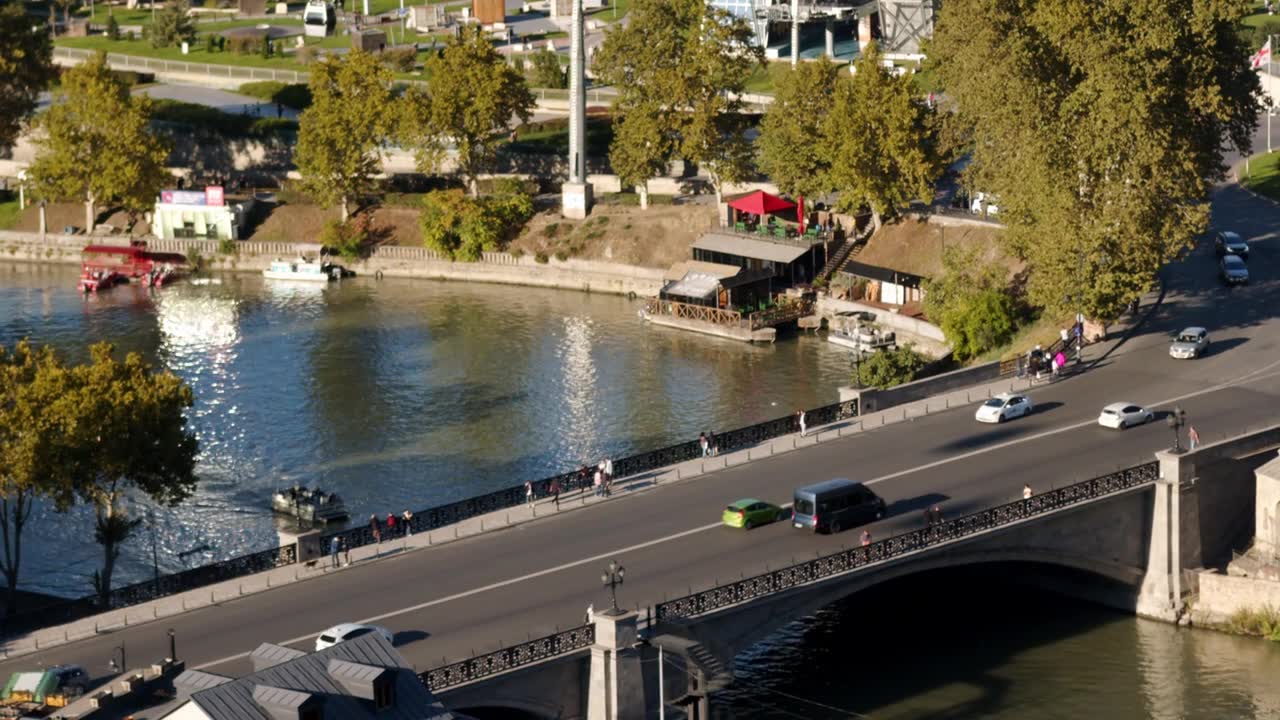 横跨河的公路桥视频素材画面1