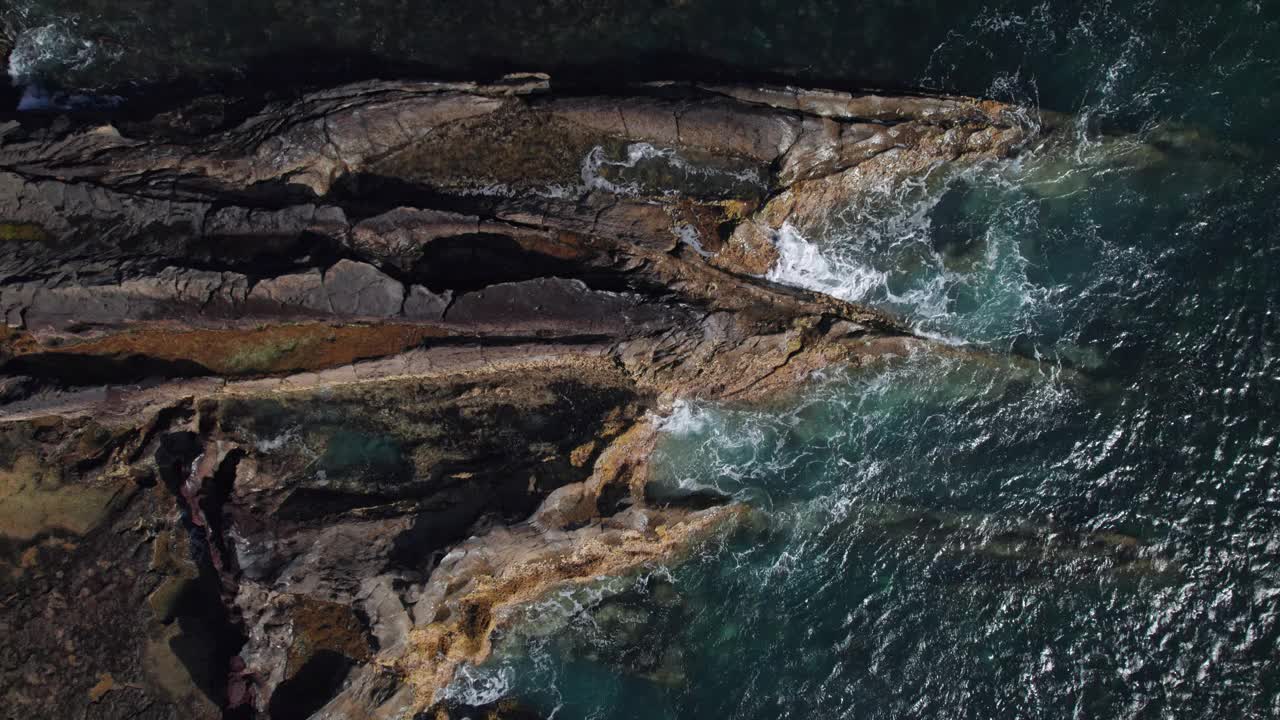 西班牙加那利群岛的兰萨罗特岛，海浪飞溅在岩石背景上的鸟瞰图。视频素材