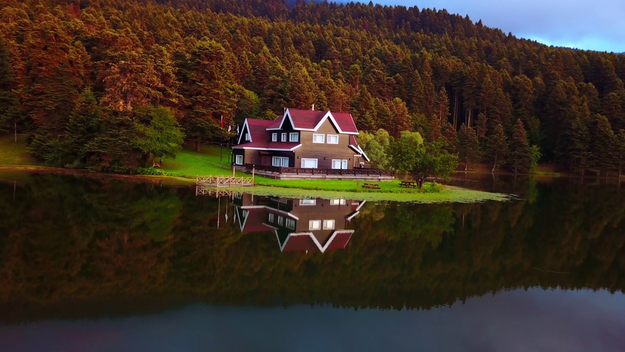 Popular locations in Turkey, Gölcük nature park in Bolu, lakeside house视频素材