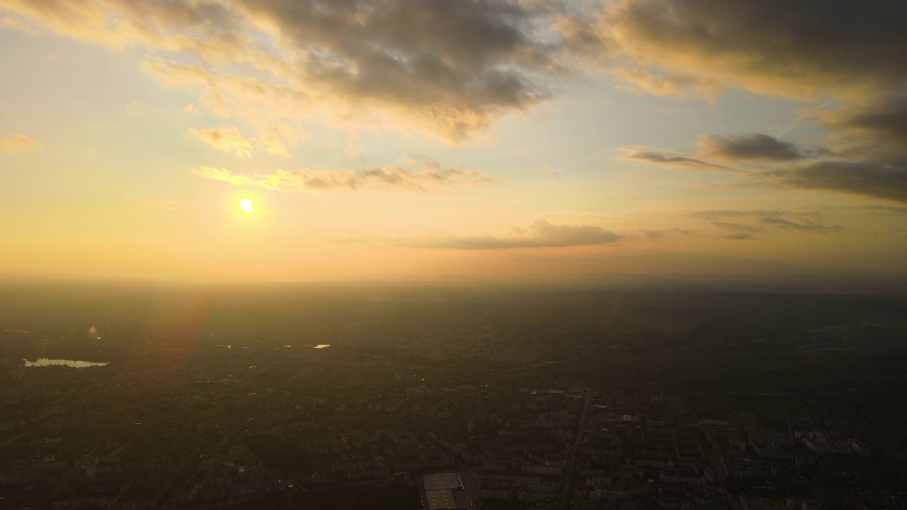 日落时郊区农村地区住宅的鸟瞰图视频素材