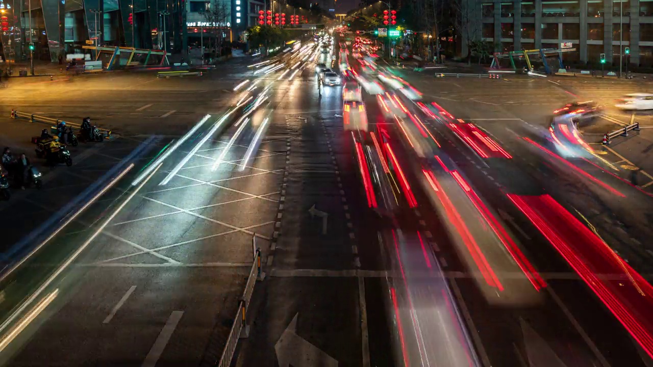 十字路口的车辆在夜间通行视频素材