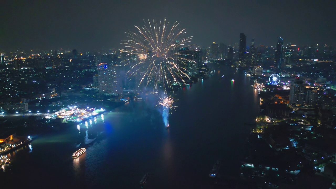 空中无人机视角多色烟花表演在天空之城。除夕。摩天大楼和城市景观庆祝夜晚的灯光视频素材