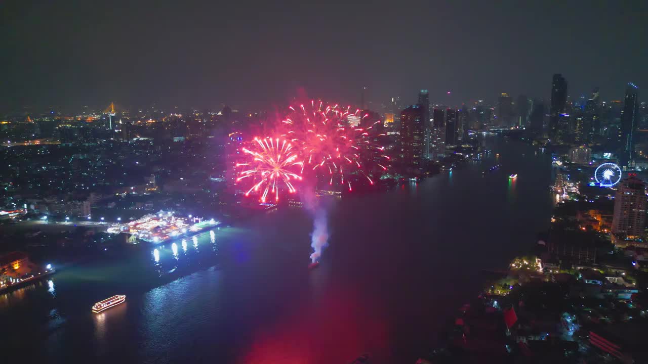 空中无人机视角多色烟花表演在天空之城。除夕。摩天大楼和城市景观庆祝夜晚的灯光视频素材