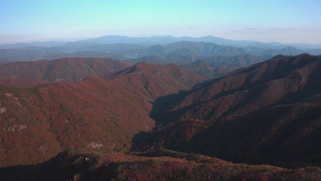 韩国全北济安郡奉学路和云长山的风景视频素材