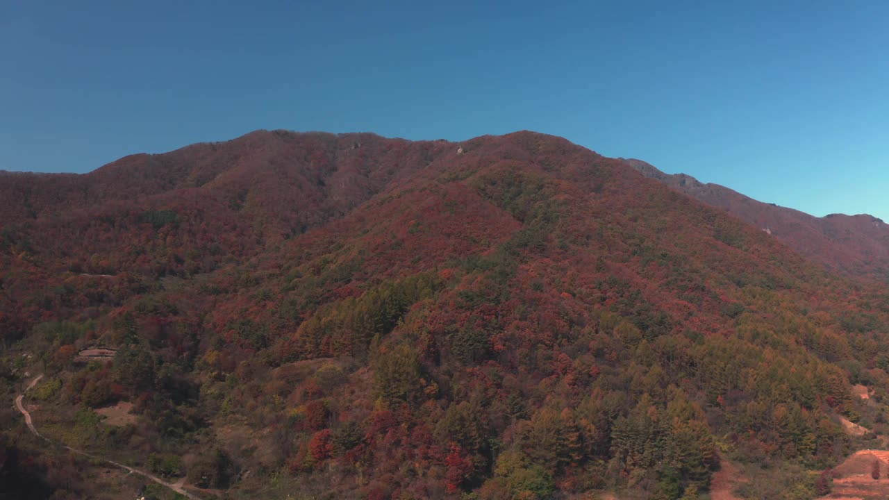 韩国全北济安郡奉学路和云长山的风景视频素材