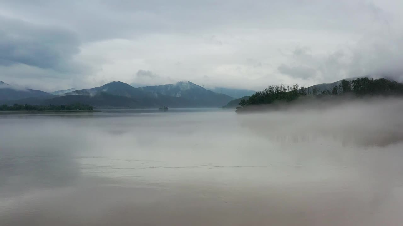 韩国京畿道杨平郡杨水里地区附近的小武里和北江江上空的云海视频素材