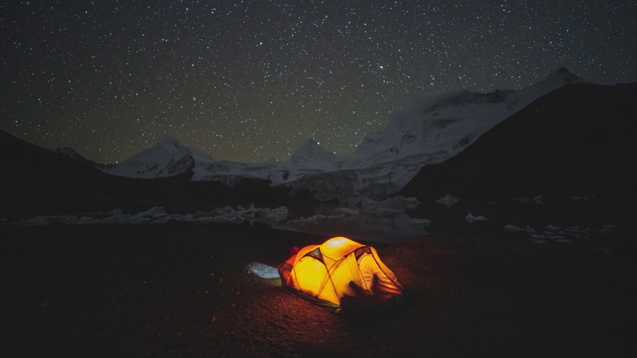 在西藏萨伯雪山，住在帐篷里，银河系可见视频素材