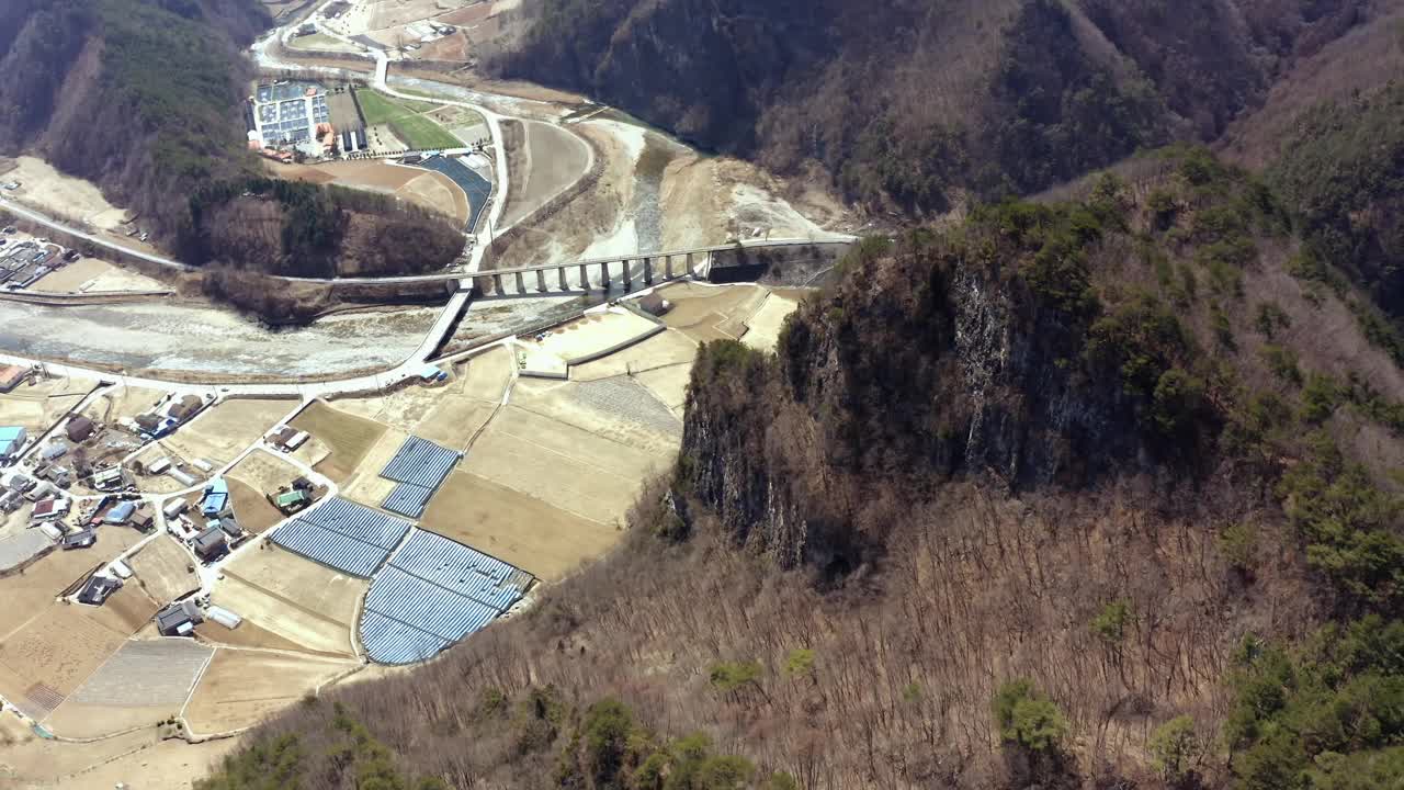 韩国江原道旌善郡南昌桥和稷杖川周围的村庄风景视频素材