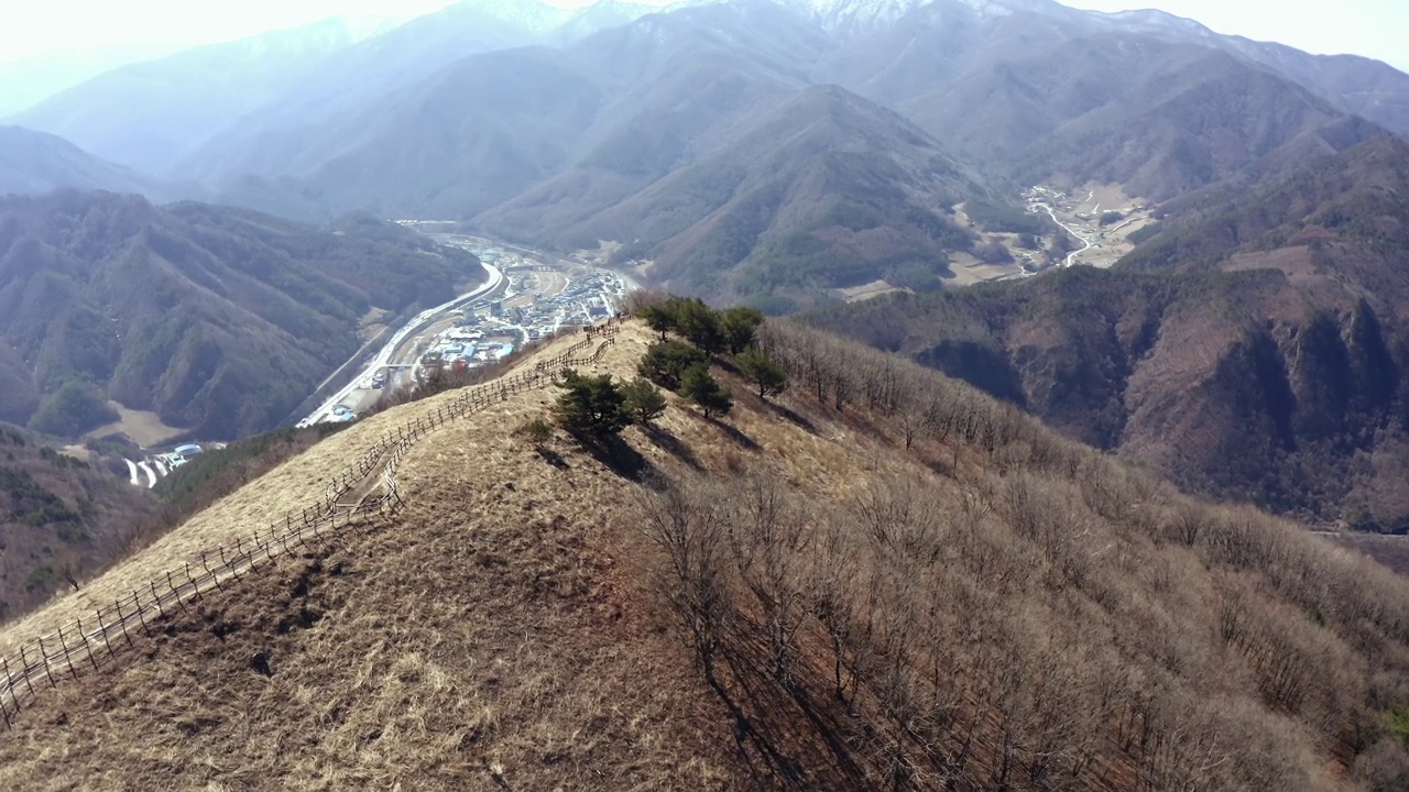 韩国江原道旌善郡明东山附近的村庄视频素材