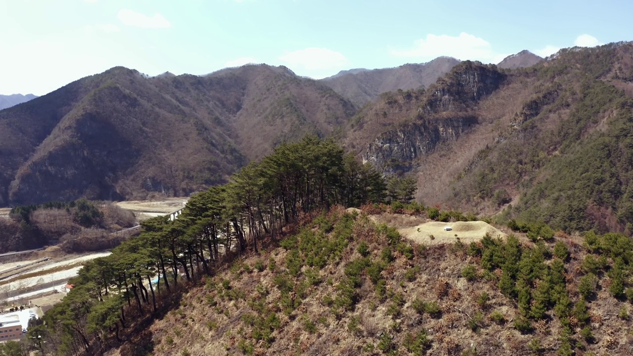 韩国江原道旌善郡南昌桥和稷杖川周围的村庄风景视频素材