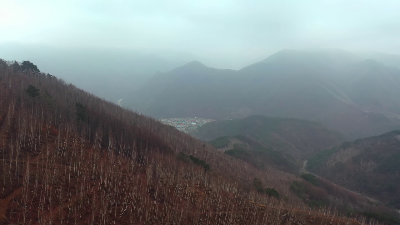 韩国江原道旌善郡明东山附近村庄的风景视频素材