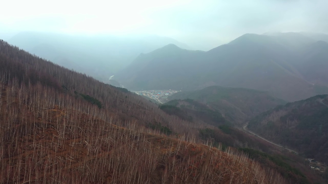 韩国江原道旌善郡明东山附近村庄的风景视频素材