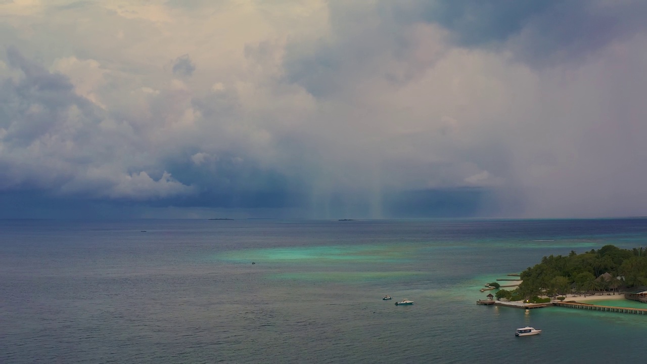 暴风雨天气，海上有雨。在一场强大的风暴之前。鸟瞰图。视频素材