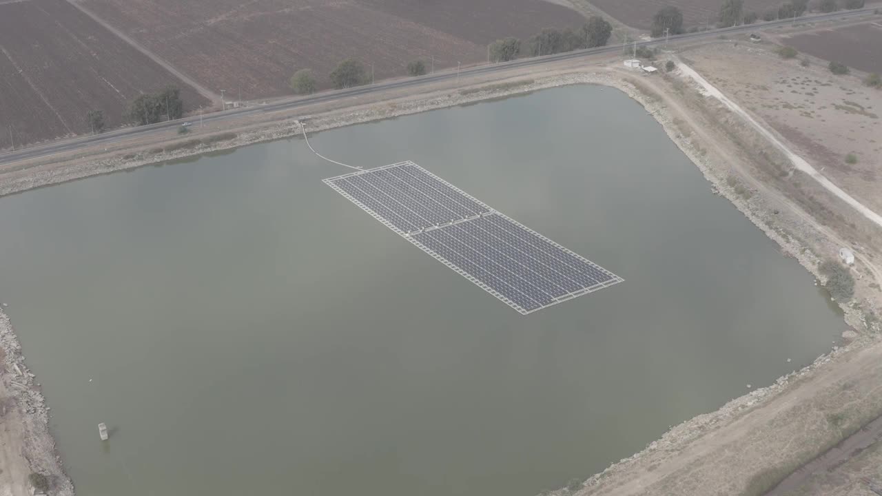 漂浮在水库顶部的太阳能电池板视频素材