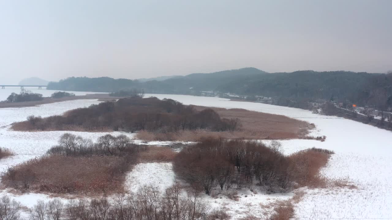 冬季的北江江和阳水大桥周围的风景/韩国京畿道南杨州市视频素材