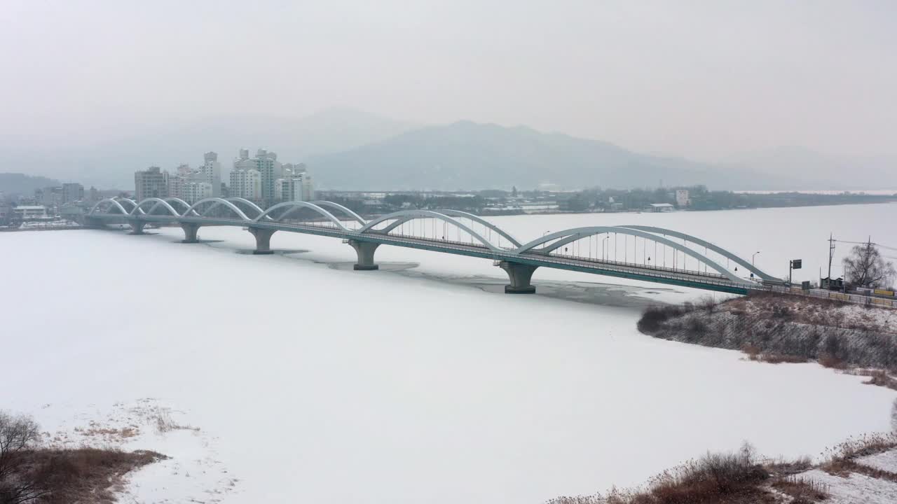 冬季的北江江和阳水大桥(韩国京畿道南杨州市)视频素材