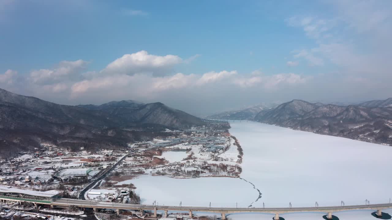 韩国京畿道南杨州市，北江江、水上花园、云gil山和云gil山站周围的冬季风景视频素材