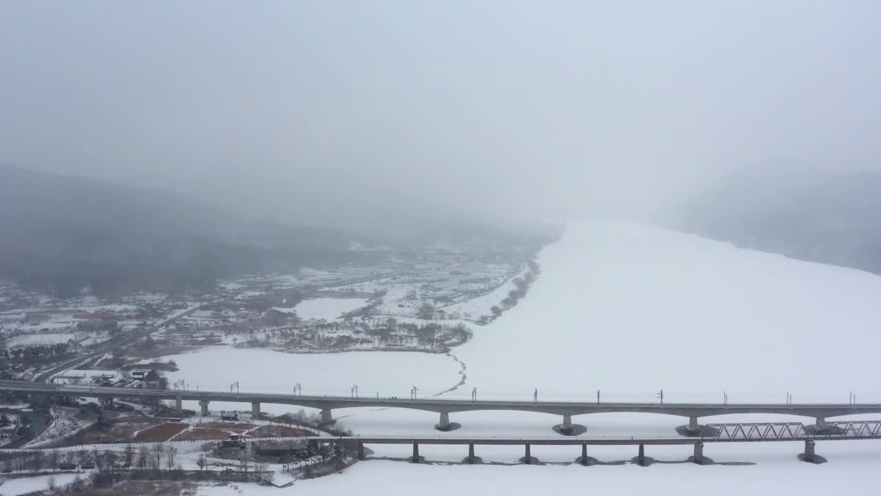 韩国京畿道南杨州市，云吉山车站、水花园和北江江周围的冬季风景视频素材