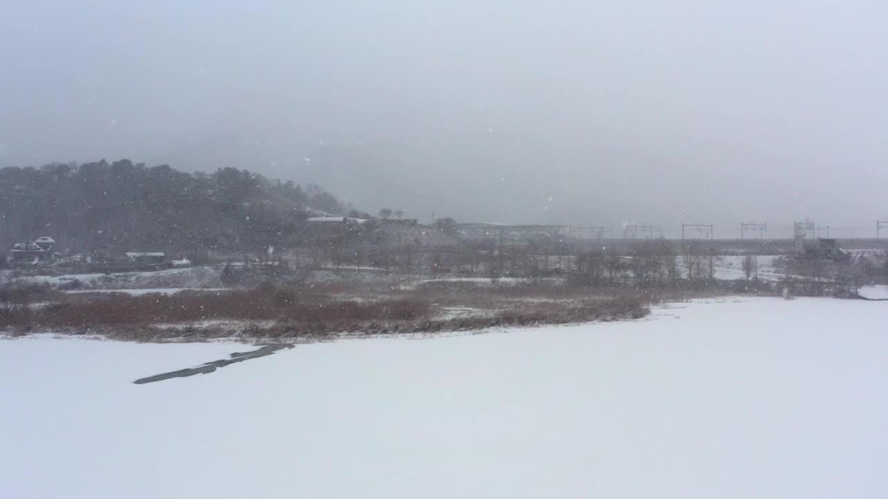 北江江周围的风景，云吉山站和冬季的自行车道/南杨州市，韩国视频素材